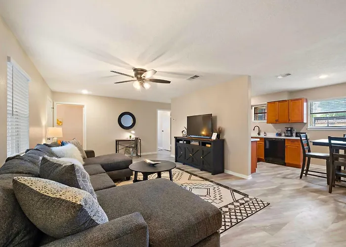 Enjoy Private Beach Near Home High Speed Internet Close To Kemah & Nasa 5 Star Super Host