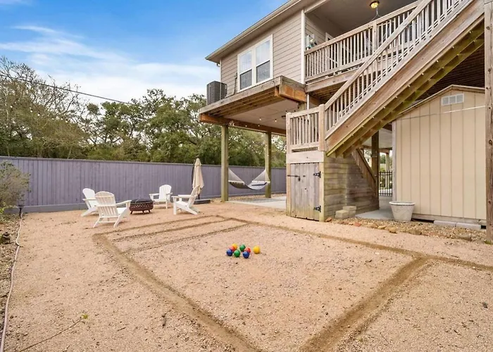 Perfect Seabrook Retreat Just Minutes From The Bay With Fire Pit And Cowyboy Soaking Pool