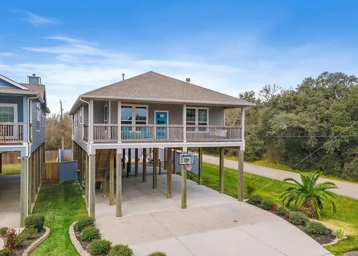 Perfect Seabrook Retreat Just Minutes From The Bay With Fire Pit And Cowyboy Soaking Pool