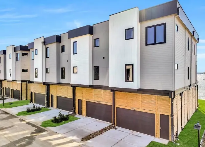 3 Bedroom 3 Ba, Lakeside Townhouse Mins To Kemah & Nasa