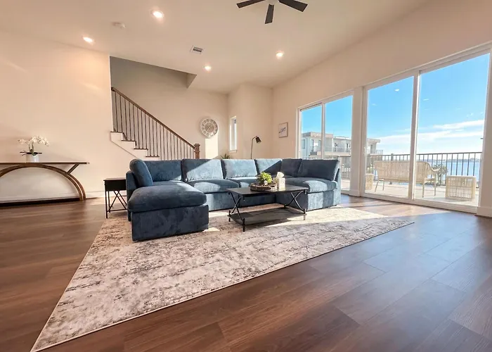 3 Bedroom 3 Ba, Lakeside Townhouse Mins To Kemah & Nasa